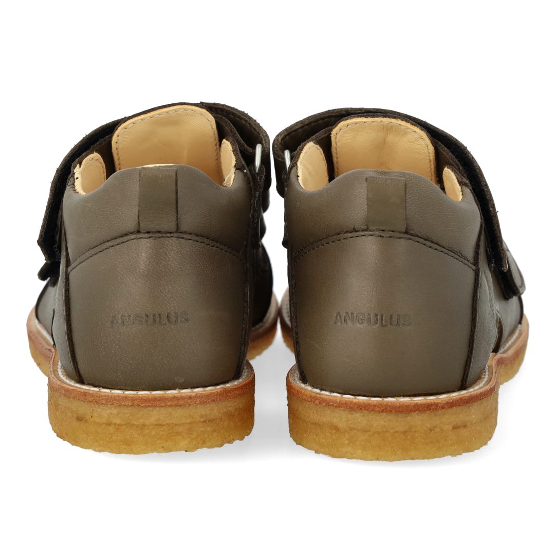 Sandal med velcro lukning