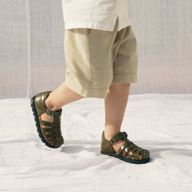 Sandal med justerbar velcrolukning