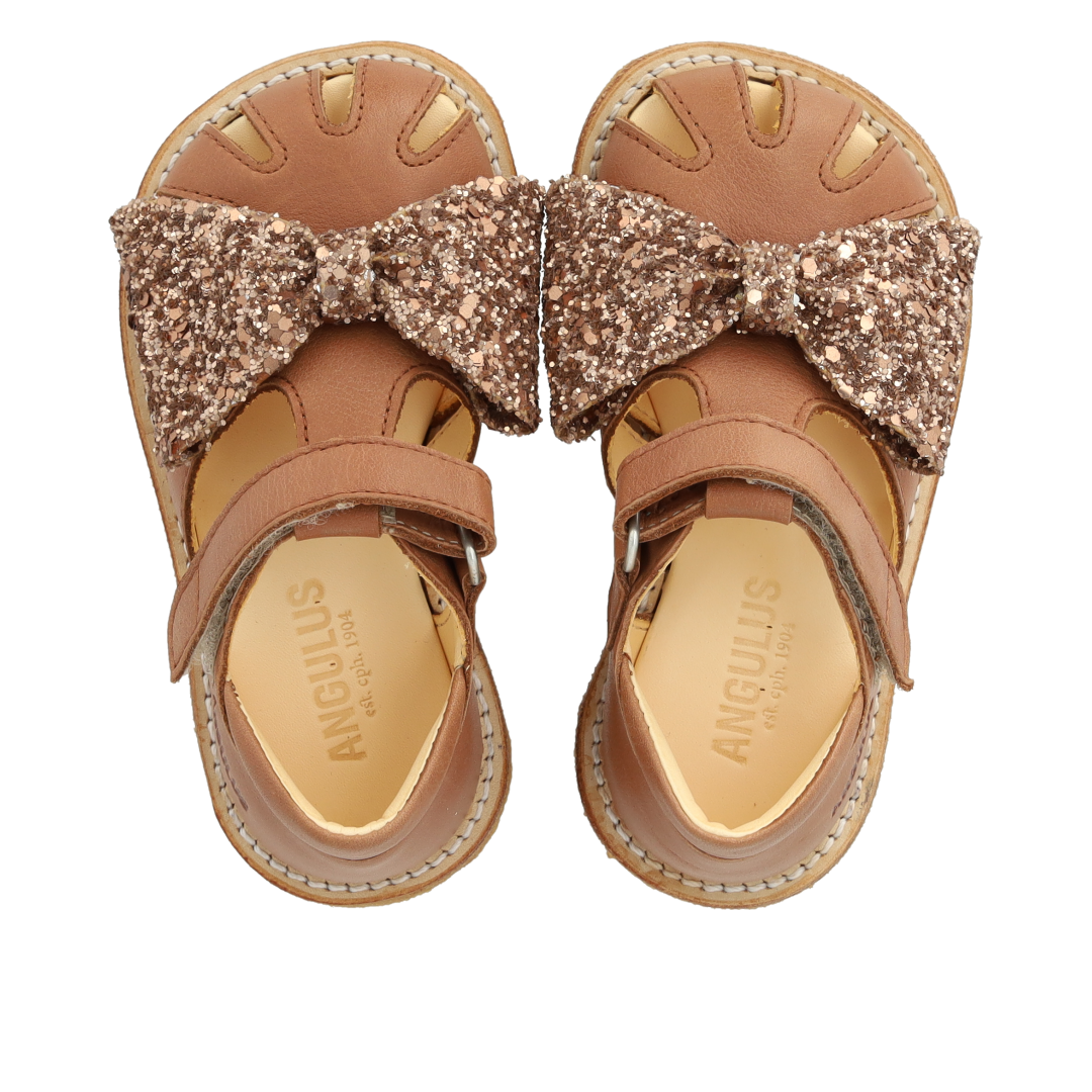 Begynder sandal med glittersløjfe og velcrolukning