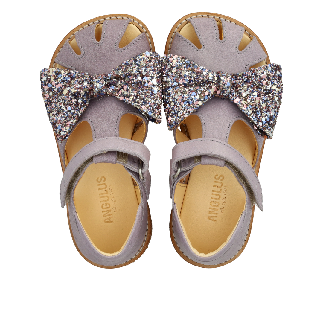 Begynder sandal med glittersløjfe og velcrolukning