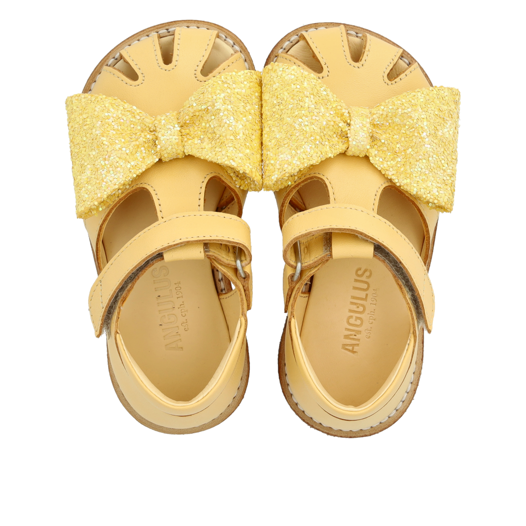 Begynder sandal med glittersløjfe og velcrolukning