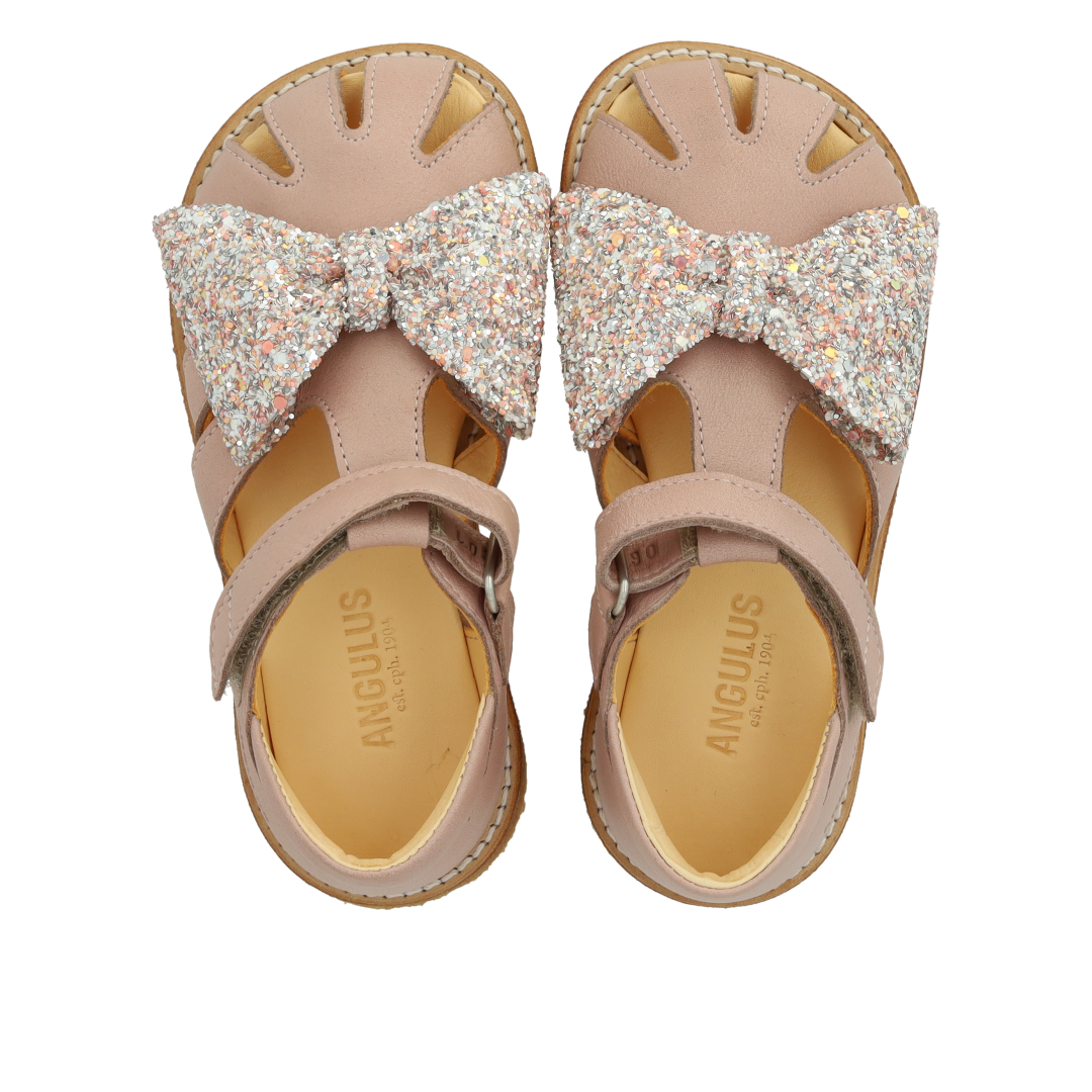 Begynder sandal med glittersløjfe og velcrolukning