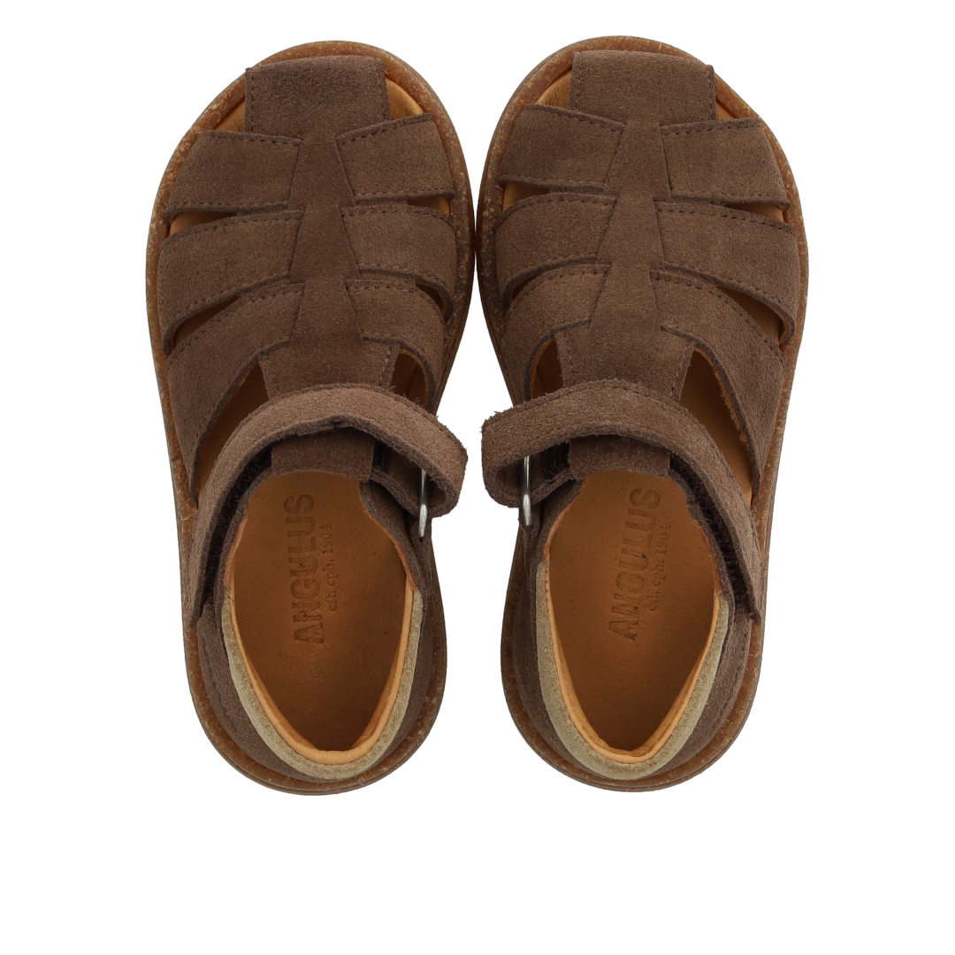 Sandal med justerbar velcrolukning