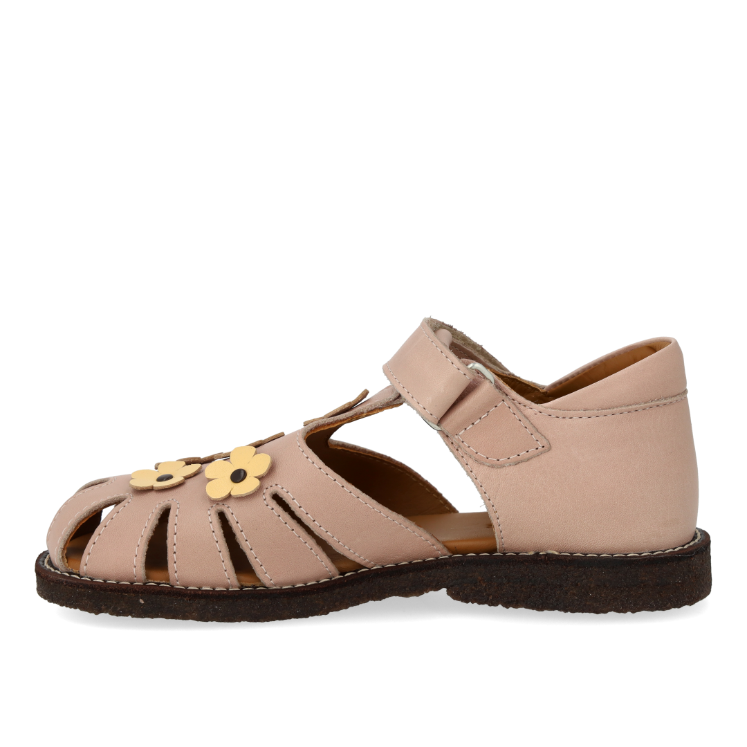 Sandal med blomsterapplikationer