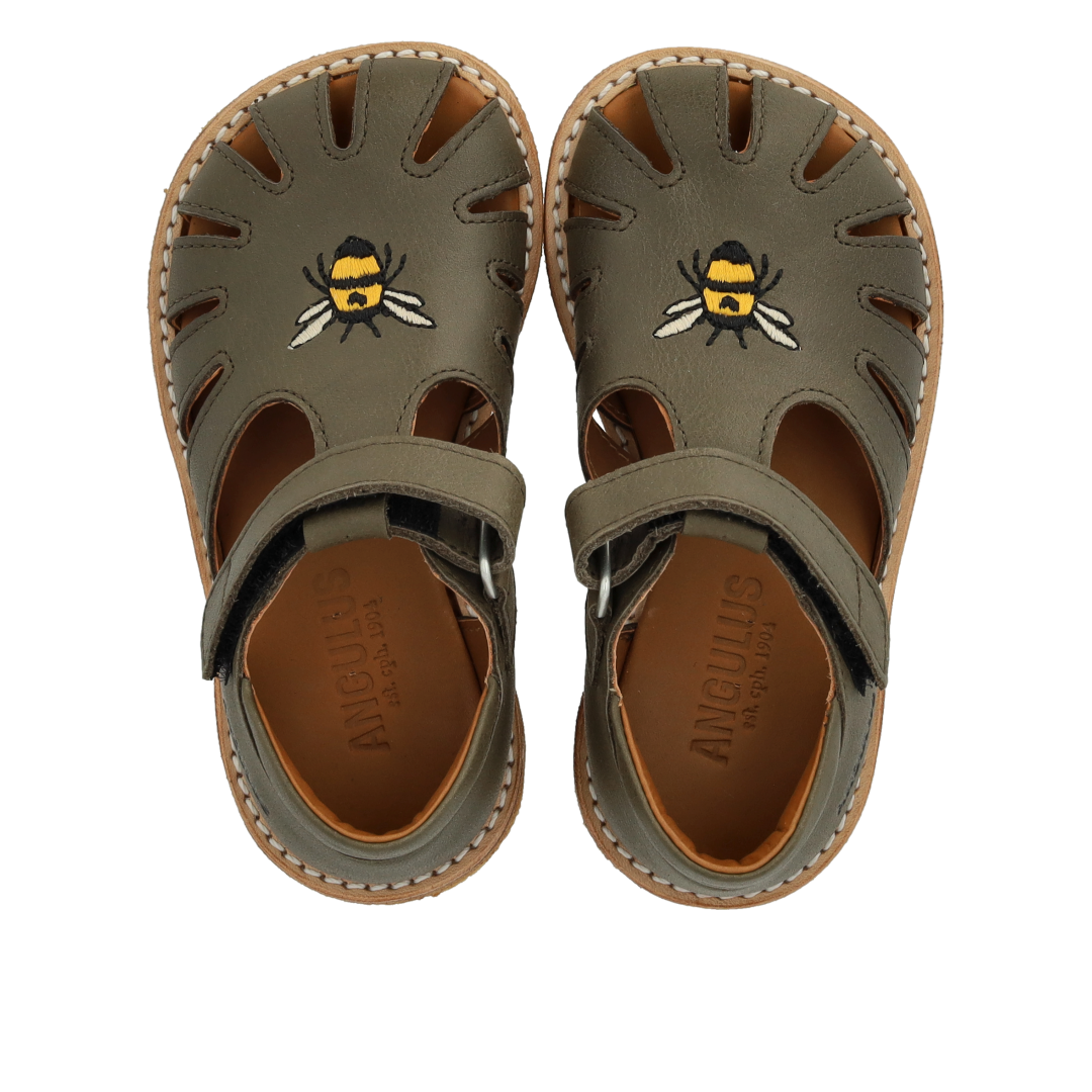 Begynder sandal med bi broderi