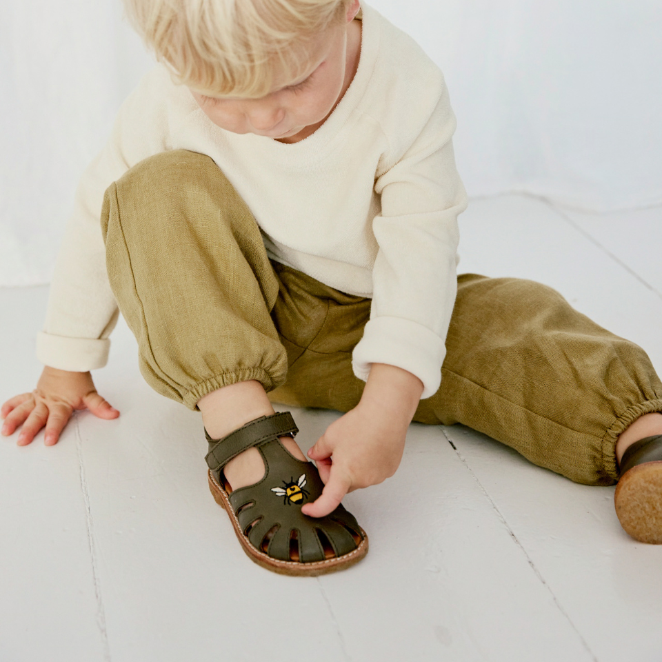 Begynder sandal med bi broderi
