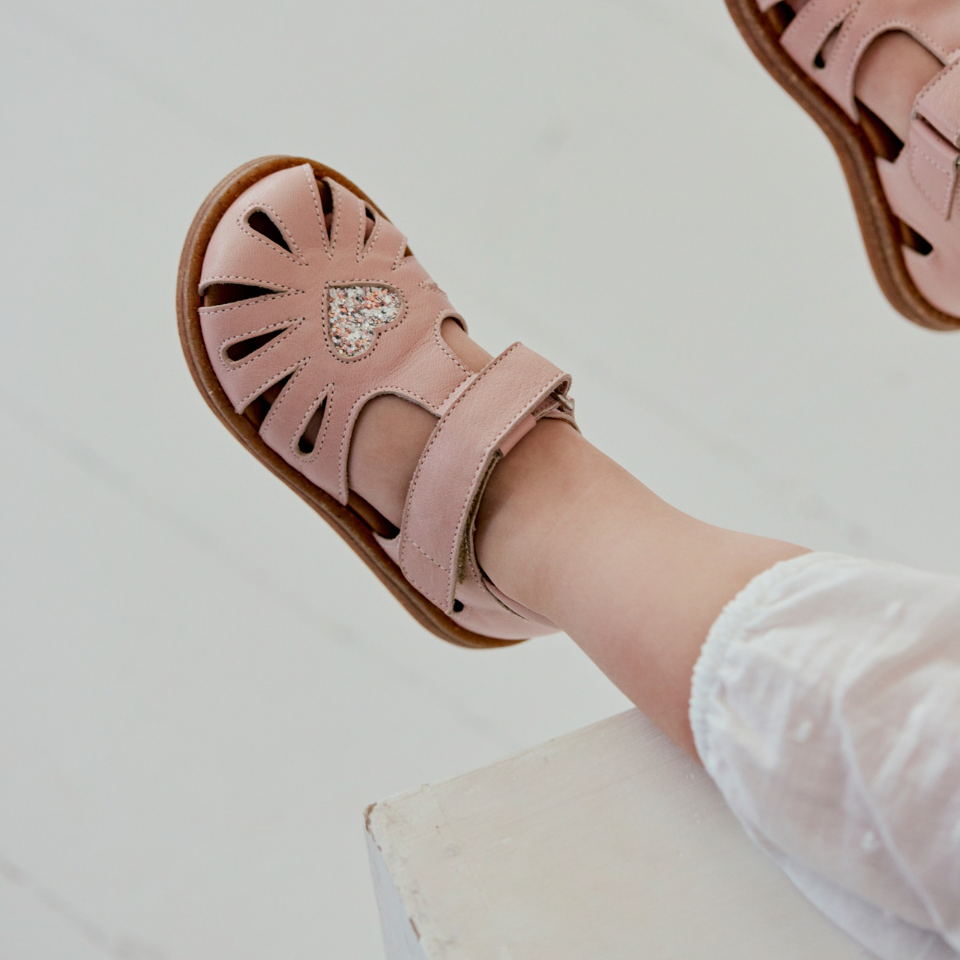 Begynder sandal med funklende glitterhjerte