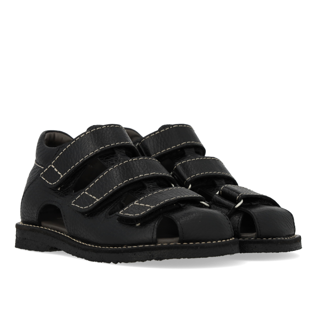 Sandal med stikningsdetaljer og tredobbelt velcro