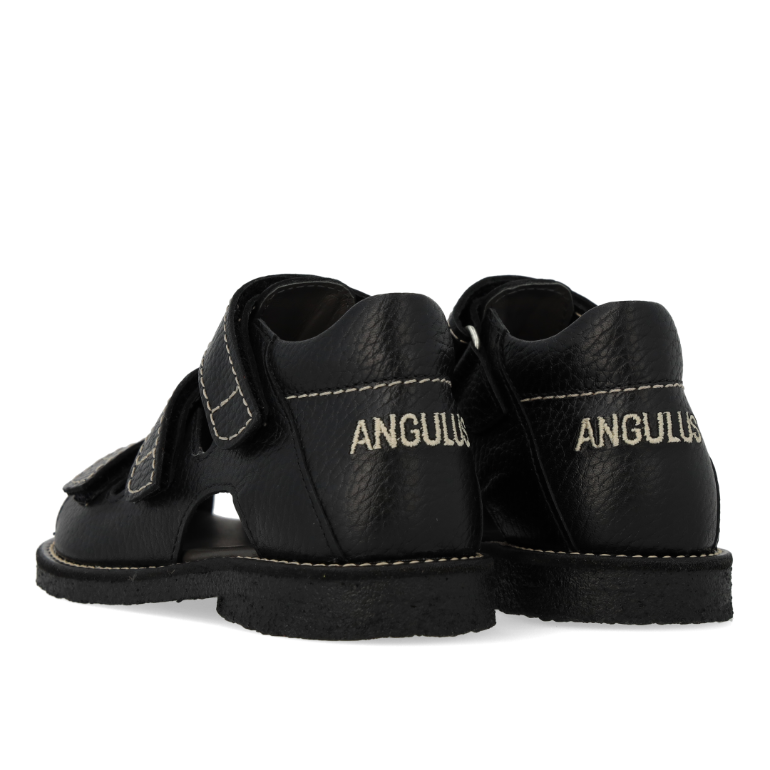 Sandal med stikningsdetaljer og tredobbelt velcro