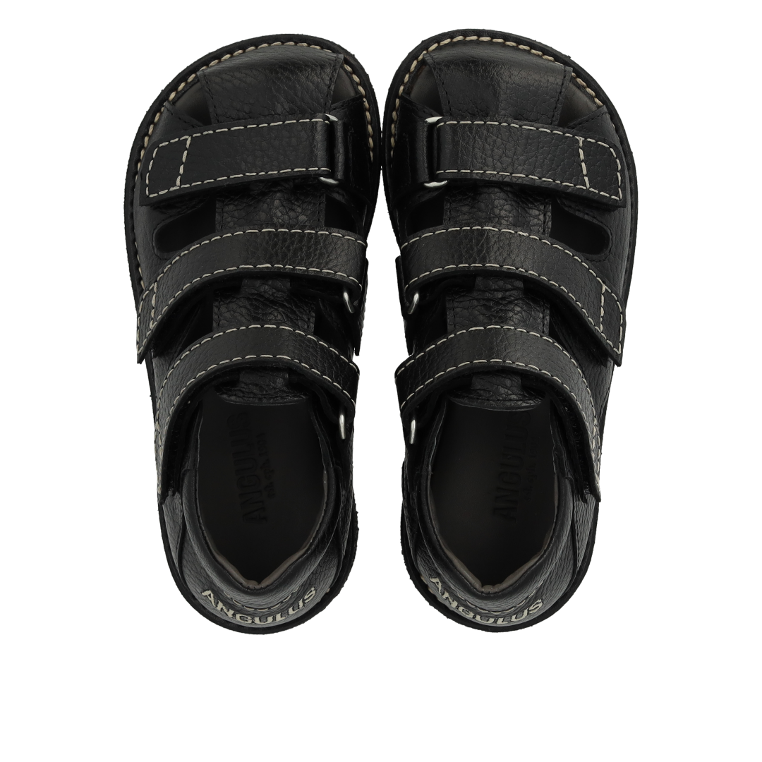 Sandal med stikningsdetaljer og tredobbelt velcro