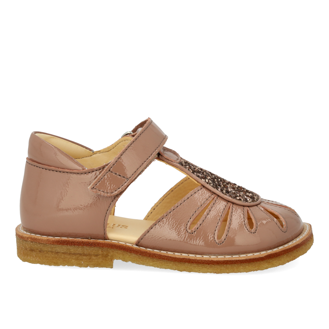 Sandal med dråbedetalje i funklende glitter