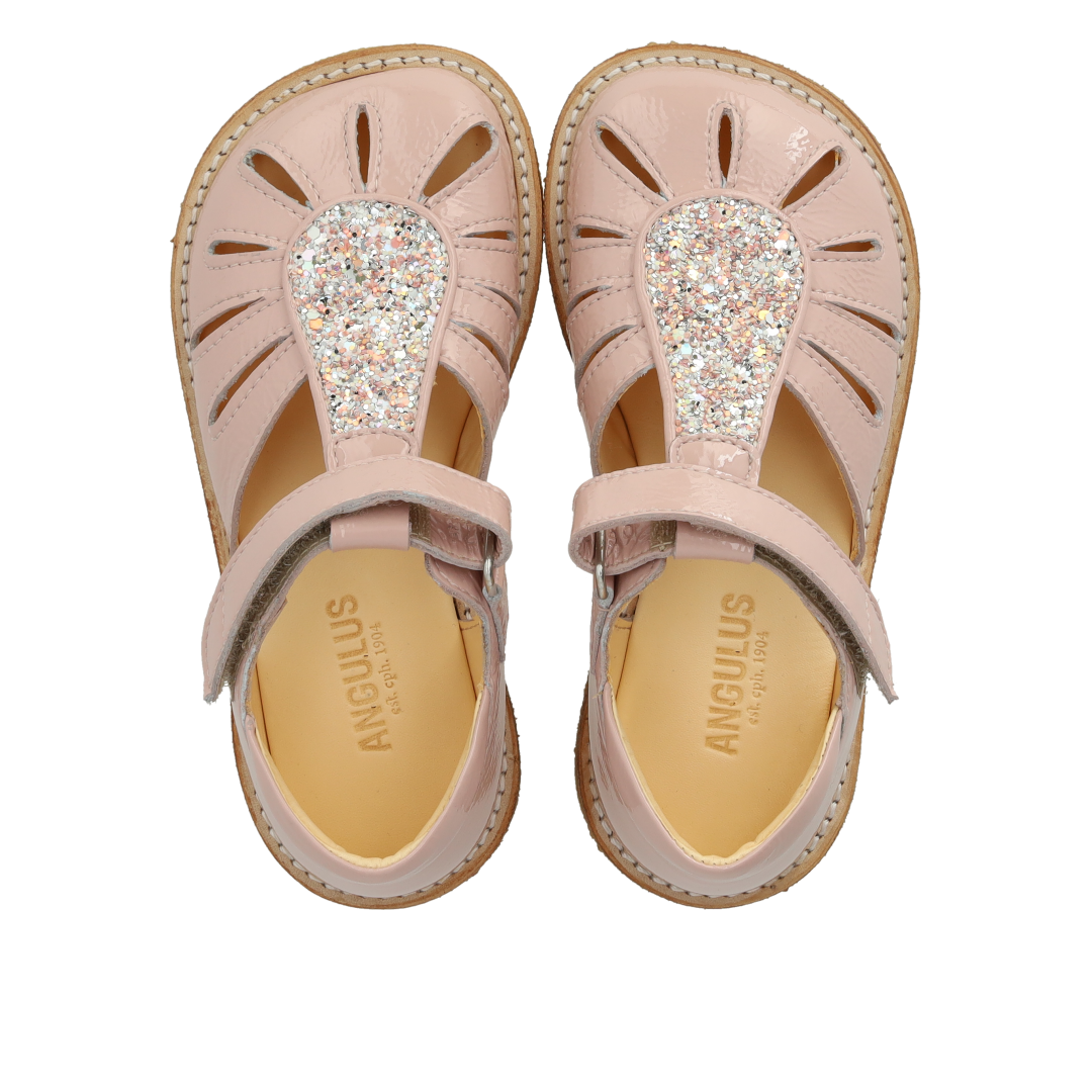 Sandal med dråbedetalje i funklende glitter
