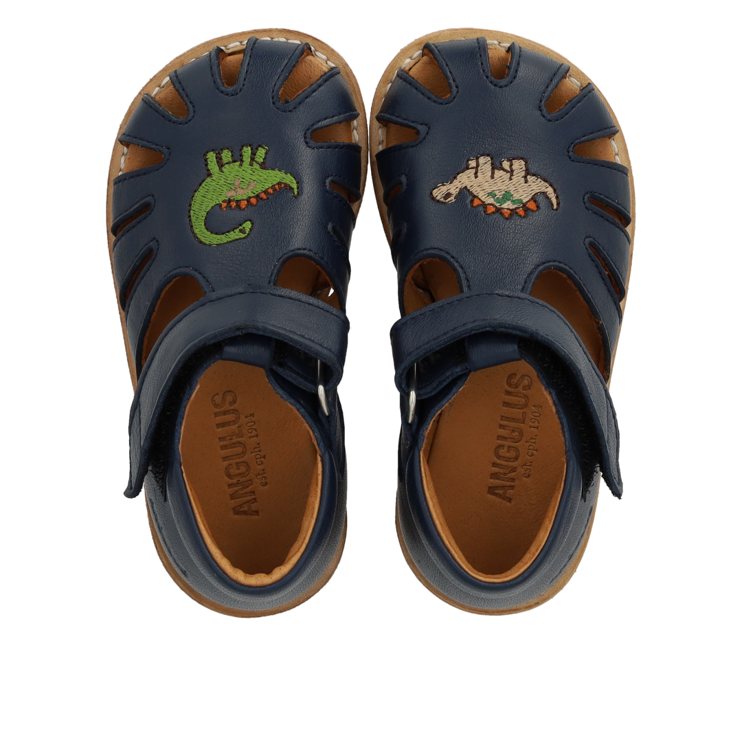 Sandal med dinobroderi og lukket tå