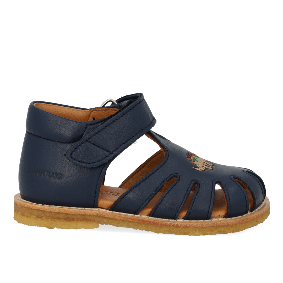 Sandal med dinobroderi og lukket tå