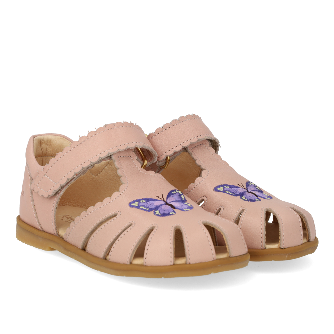 Sandal med lukket tå og sommerfugl