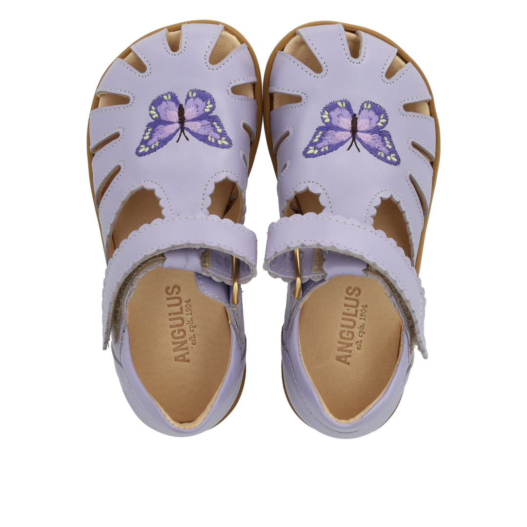 Sandal med lukket tå og sommerfugl