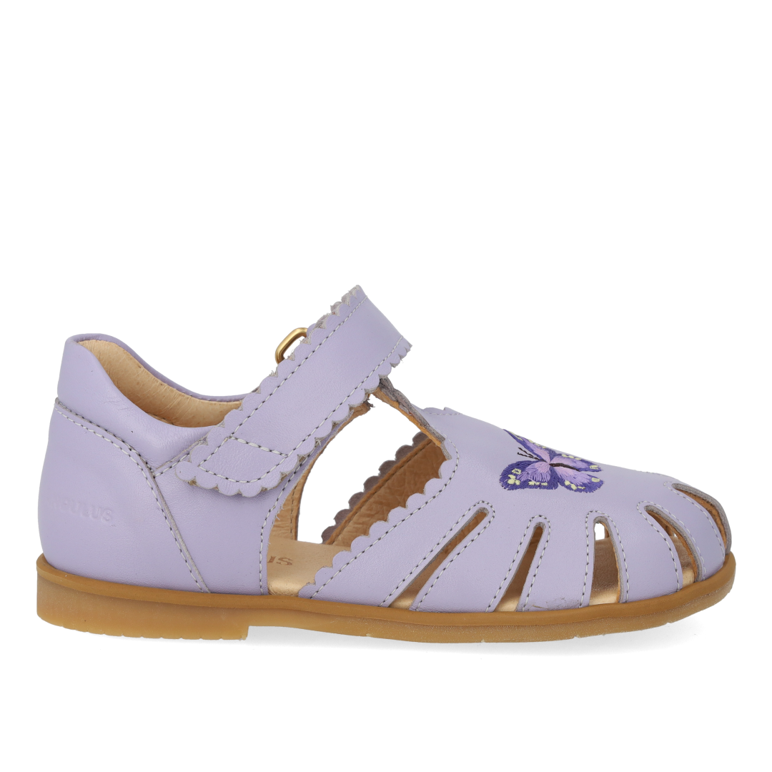 Sandal med lukket tå og sommerfugl