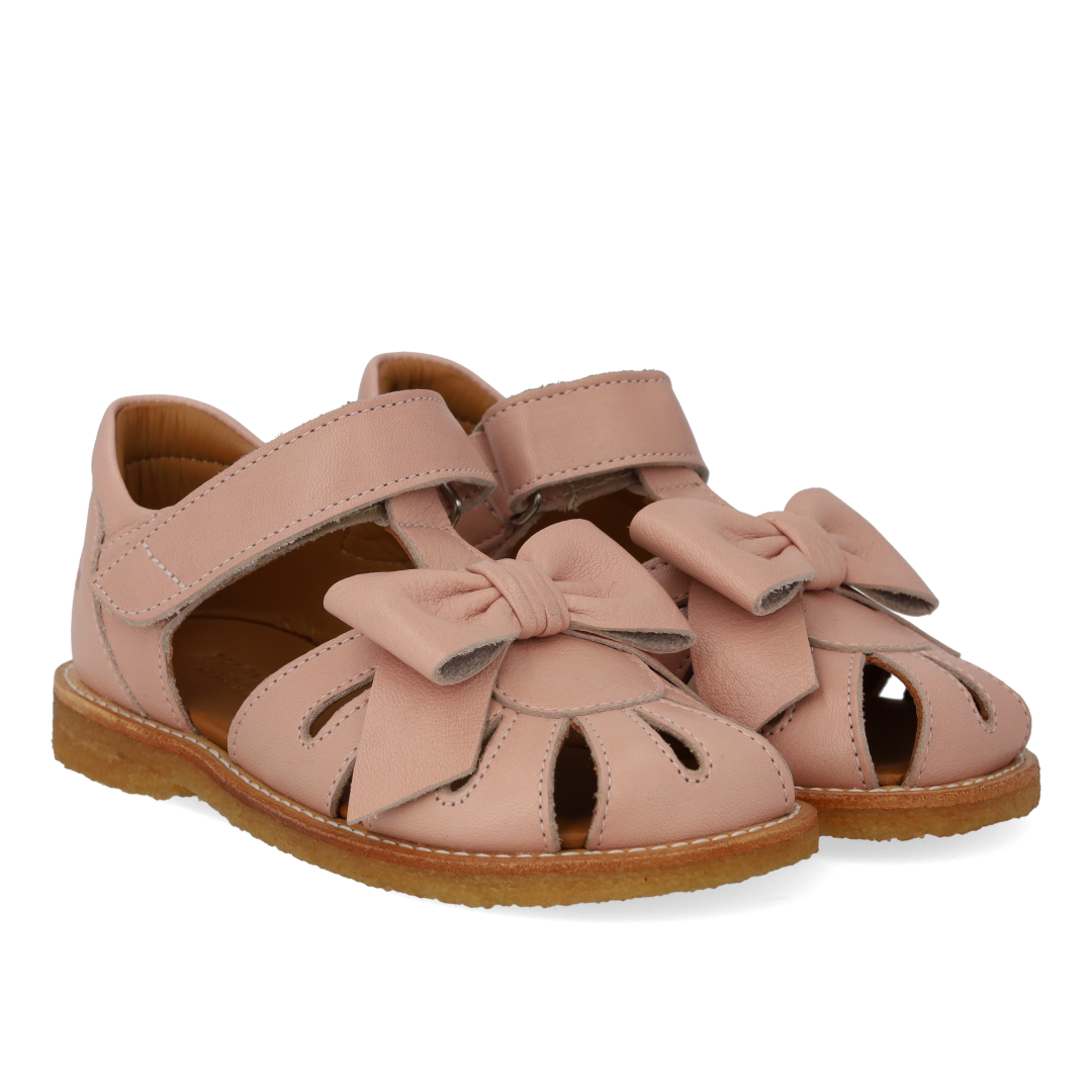 Sandal med lukket tå og sløjfe