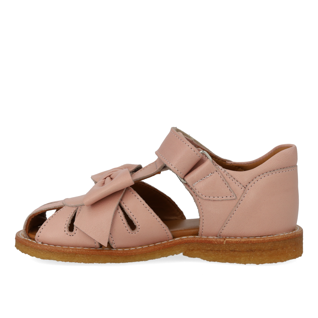 Sandal med lukket tå og sløjfe