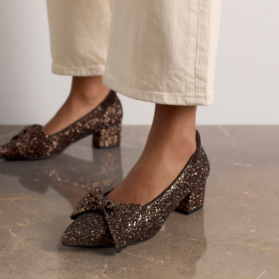 Sløjfe pump i funklende glitter