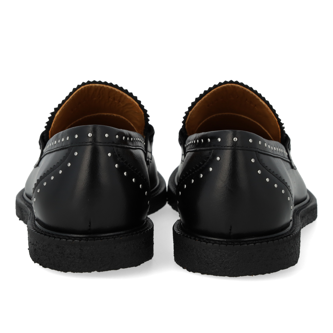 Klassisk Penny loafer med dekorative sølvnitter