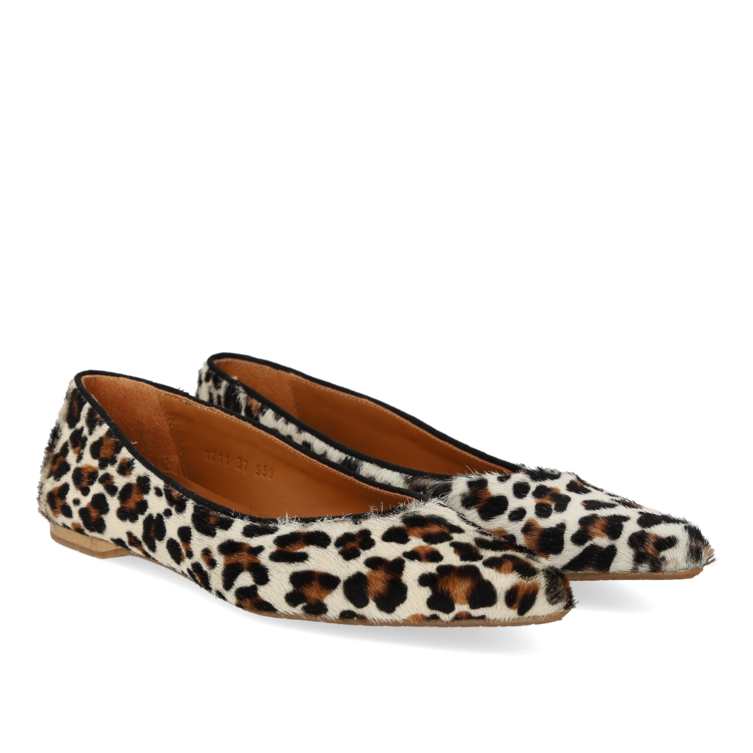 Spids ballerina i leopardmønstret pony-pels