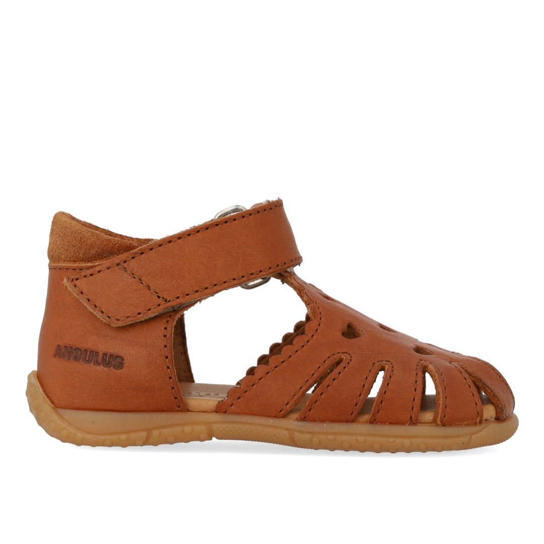 Den første sandal med udstanset hjertemønster