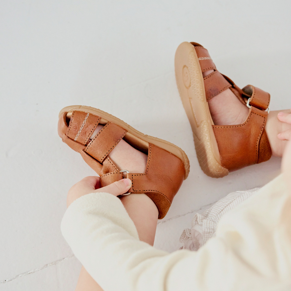 Den første sandal med udstanset hjertemønster