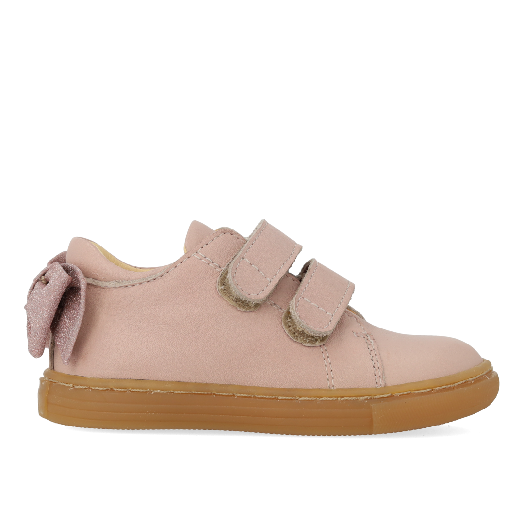 Begynder sneaker med funklende glittersløjfe