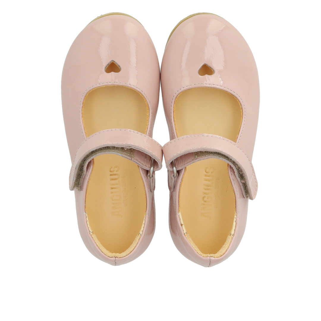 Ballerina med udstandset hjertemotiv