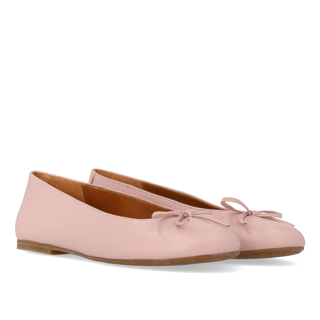 Ballerina i læder med sløjfedetalje