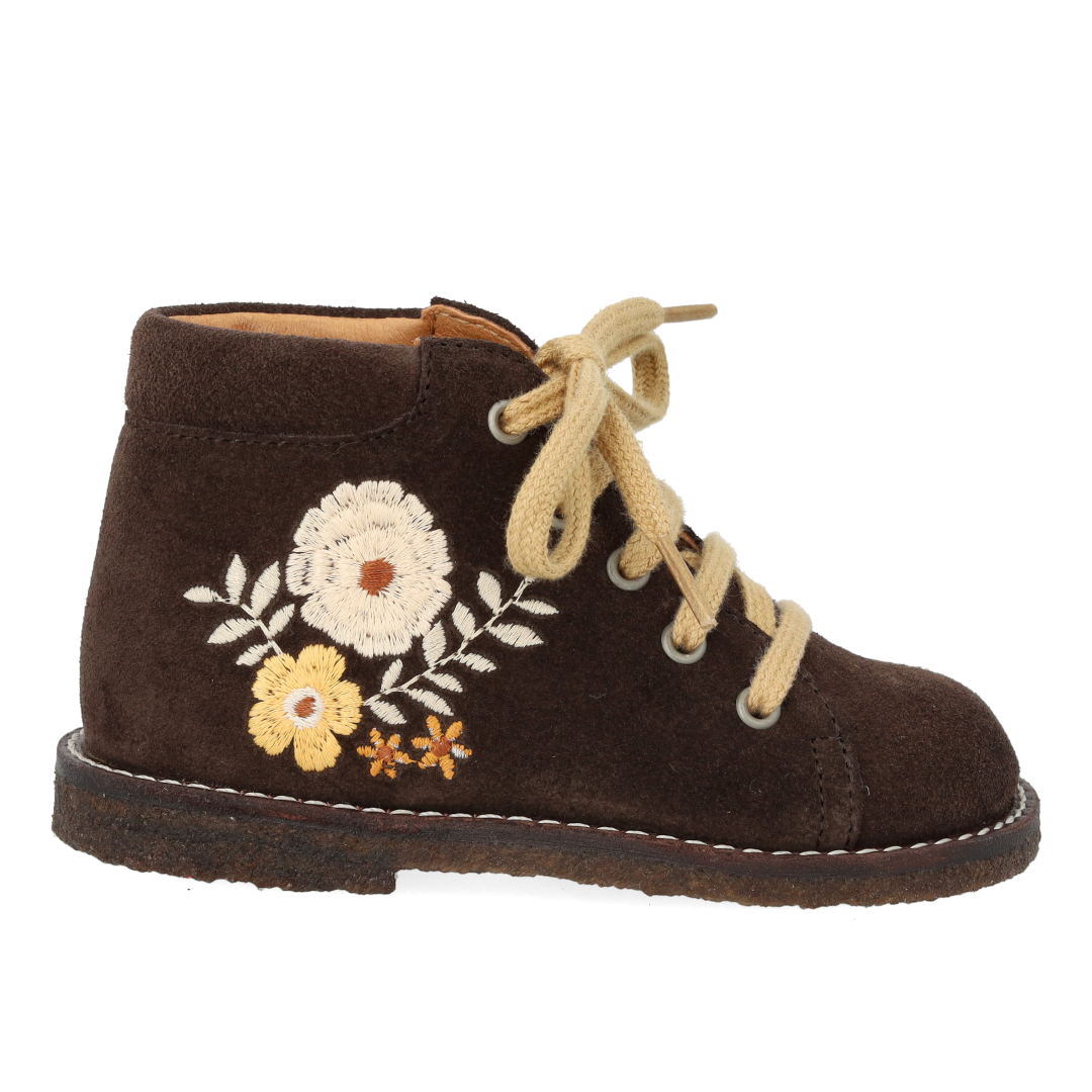 Begynder snøresko med blomsterbroderi