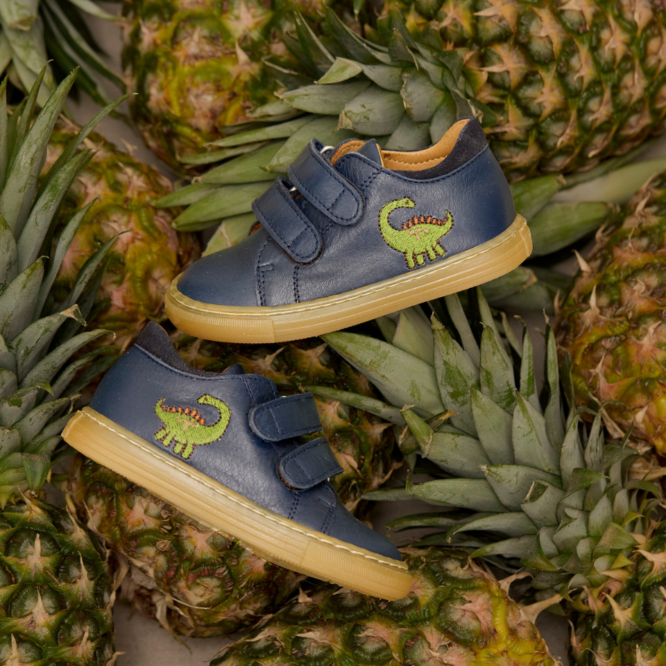 Sneaker med dinobroderi