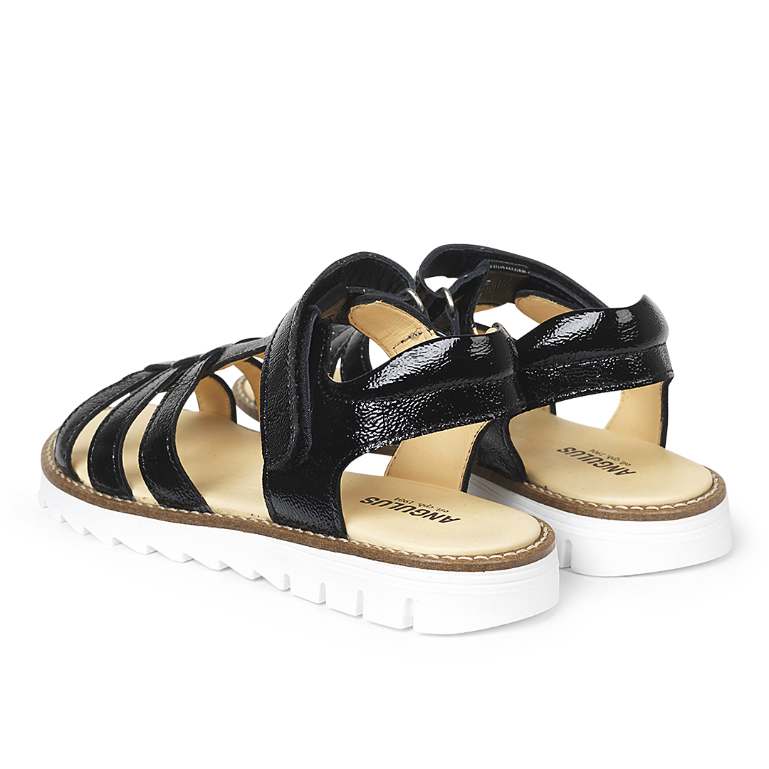 Sandal med T-rem og velcrolukning