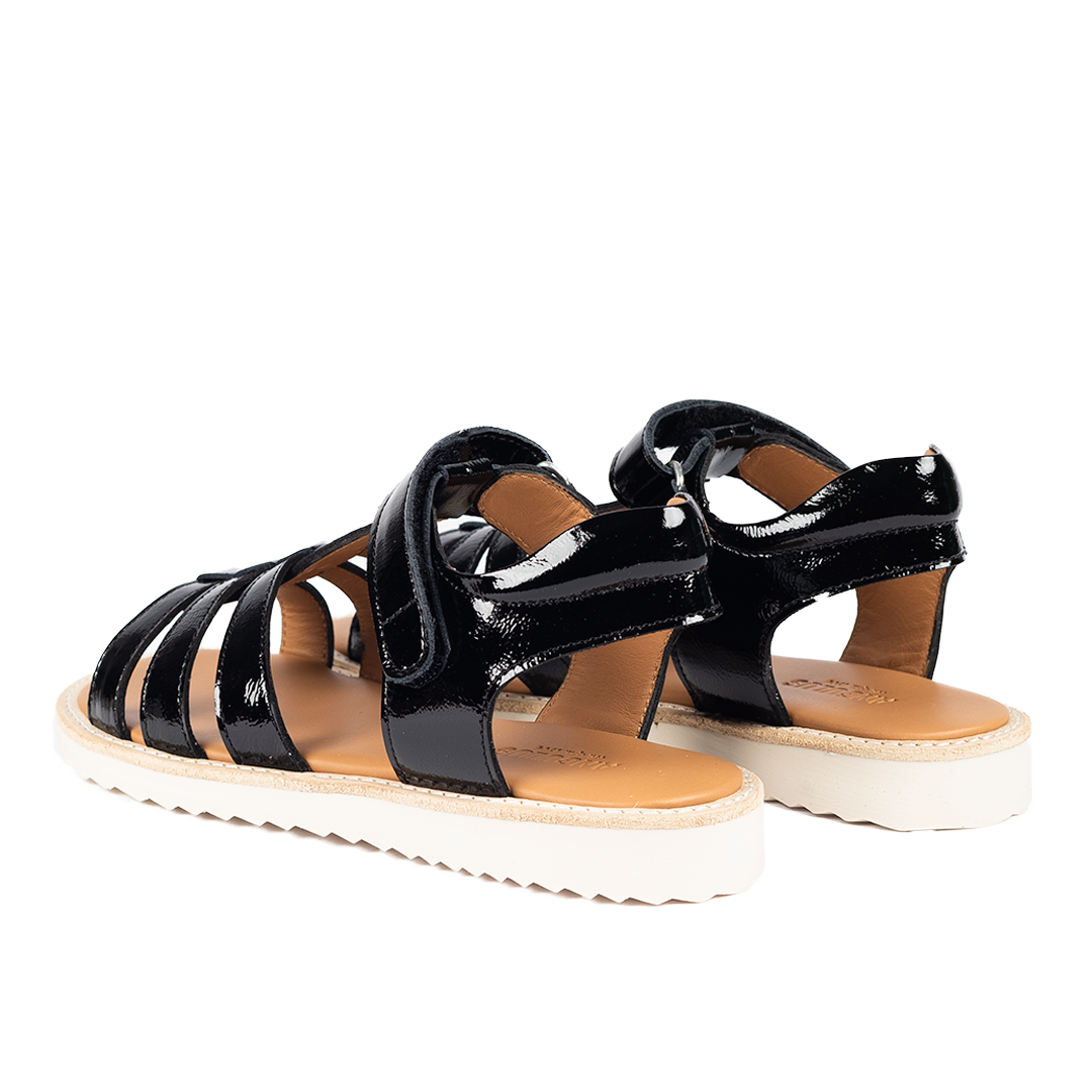 Sandal med T-rem og velcrolukning