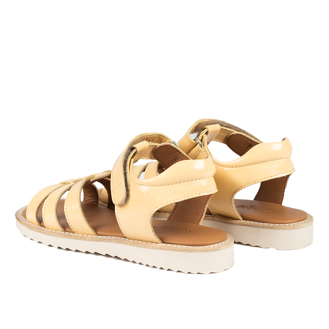 Sandal med T-rem og velcrolukning
