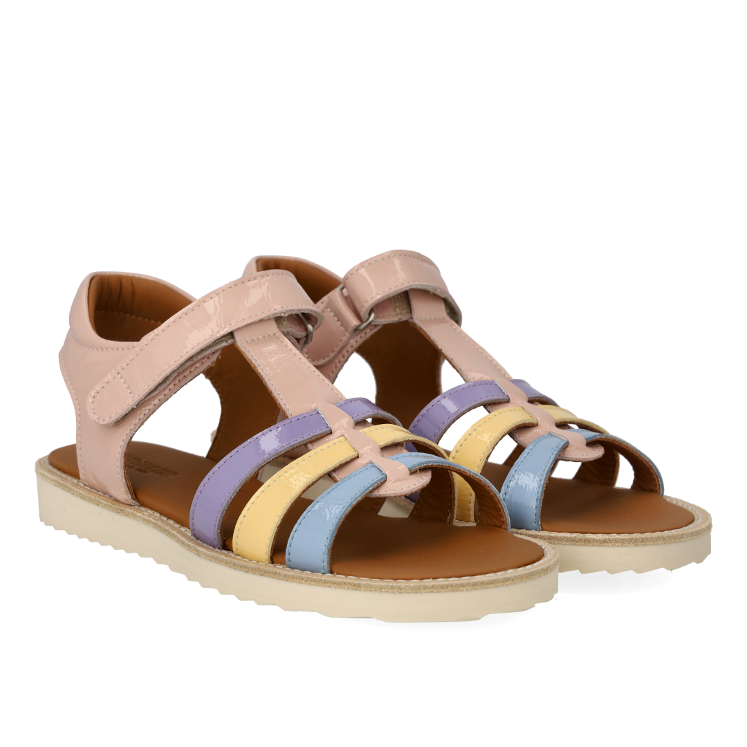 Sandal med T-rem og velcrolukning