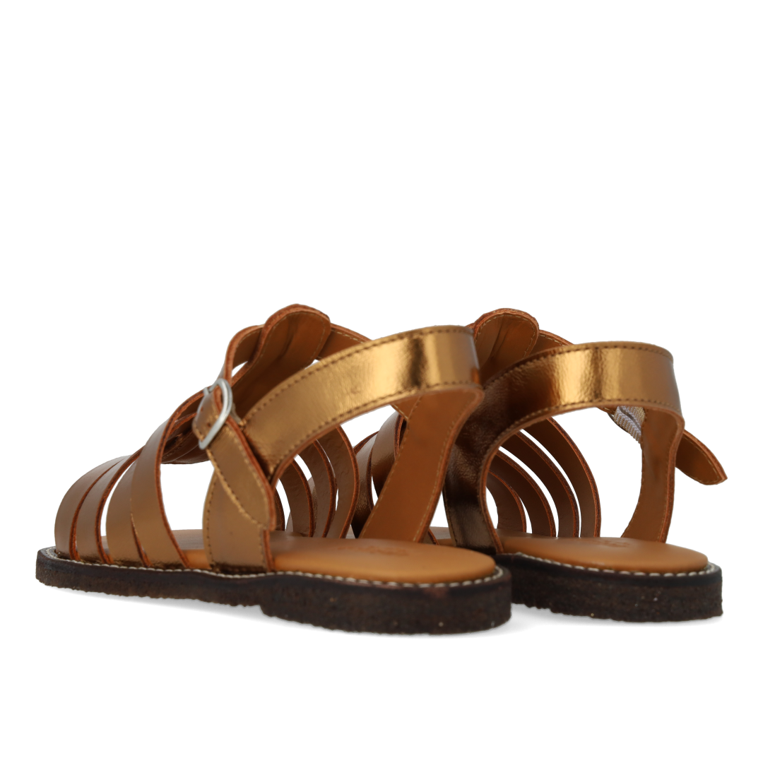 Sandal med åben tå og spændelukning