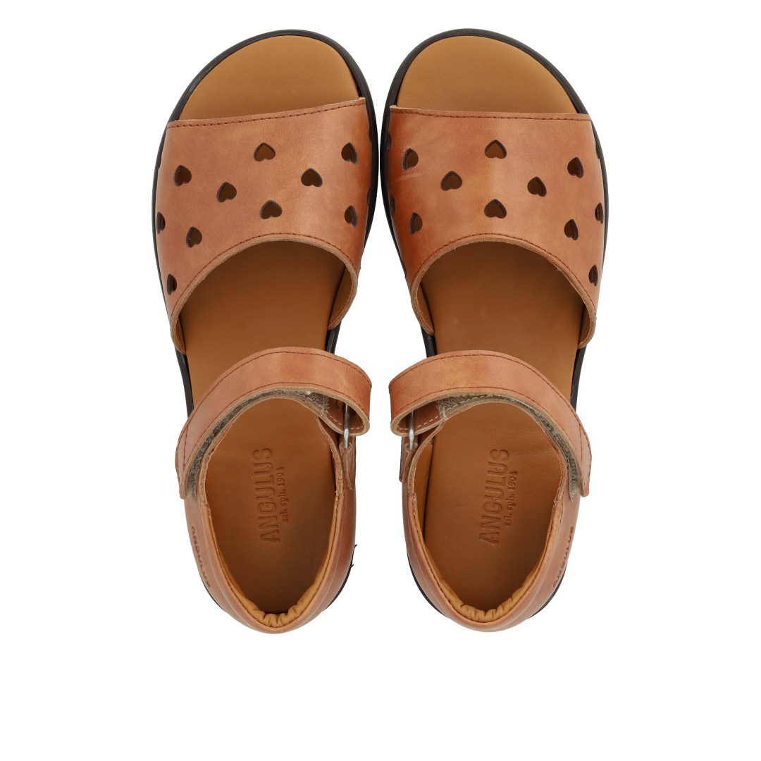 Lædersandal med udstanset hjertemønster