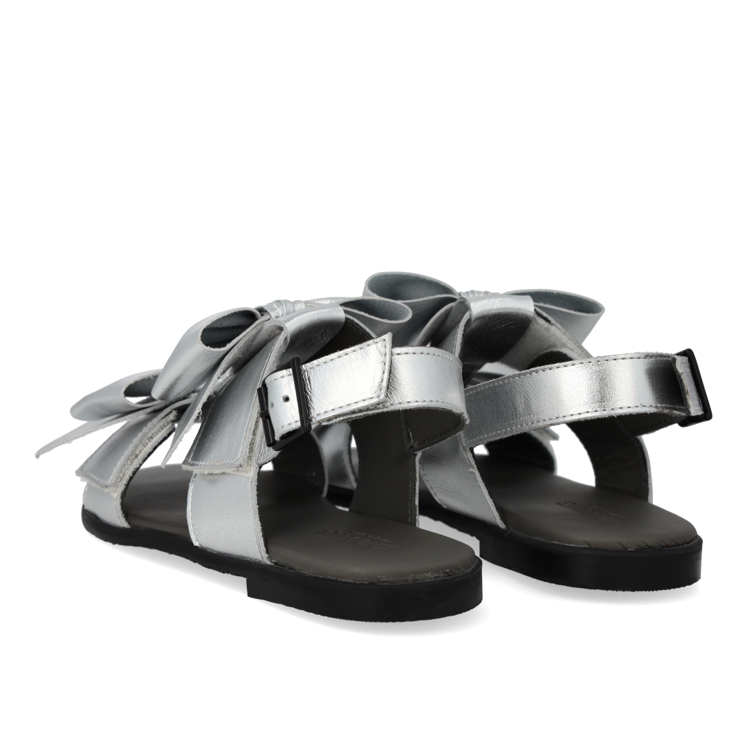 Sandal med sløjfe, velcro og spænde