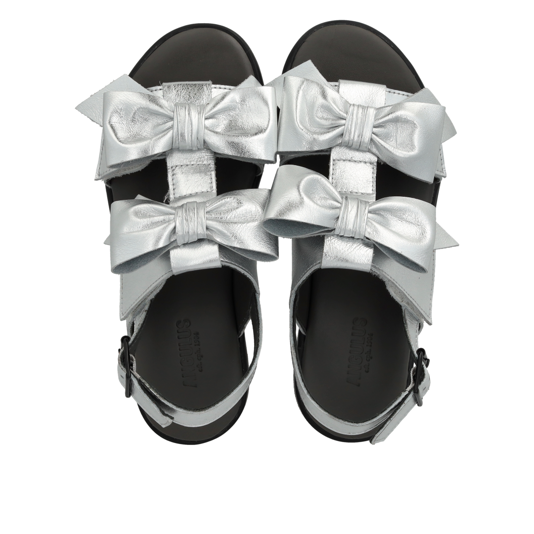 Sandal med sløjfe, velcro og spænde