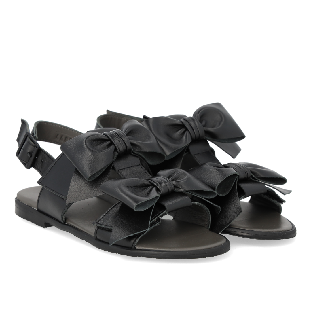 Sandal med sløjfe, velcro og spænde