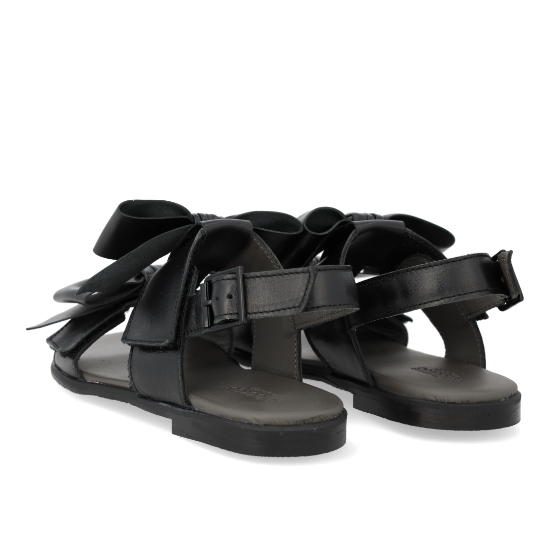 Sandal med sløjfe, velcro og spænde