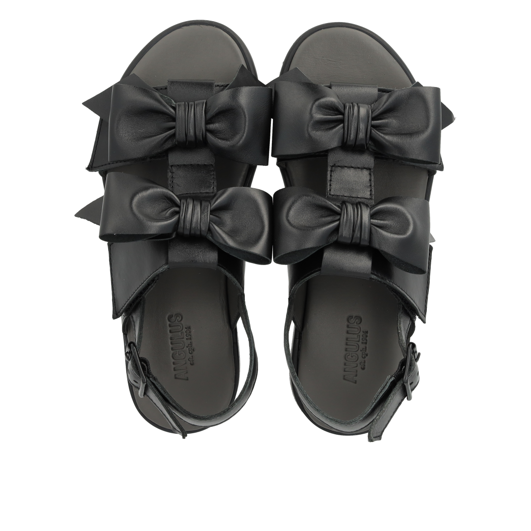 Sandal med sløjfe, velcro og spænde