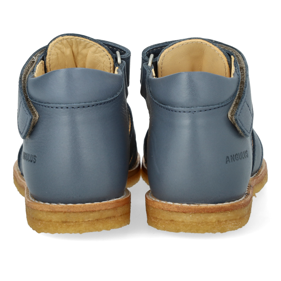 Begynder sandal med velcrolukning