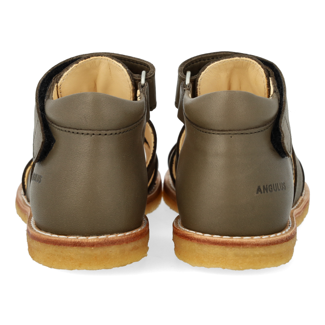 Begynder sandal med velcrolukning