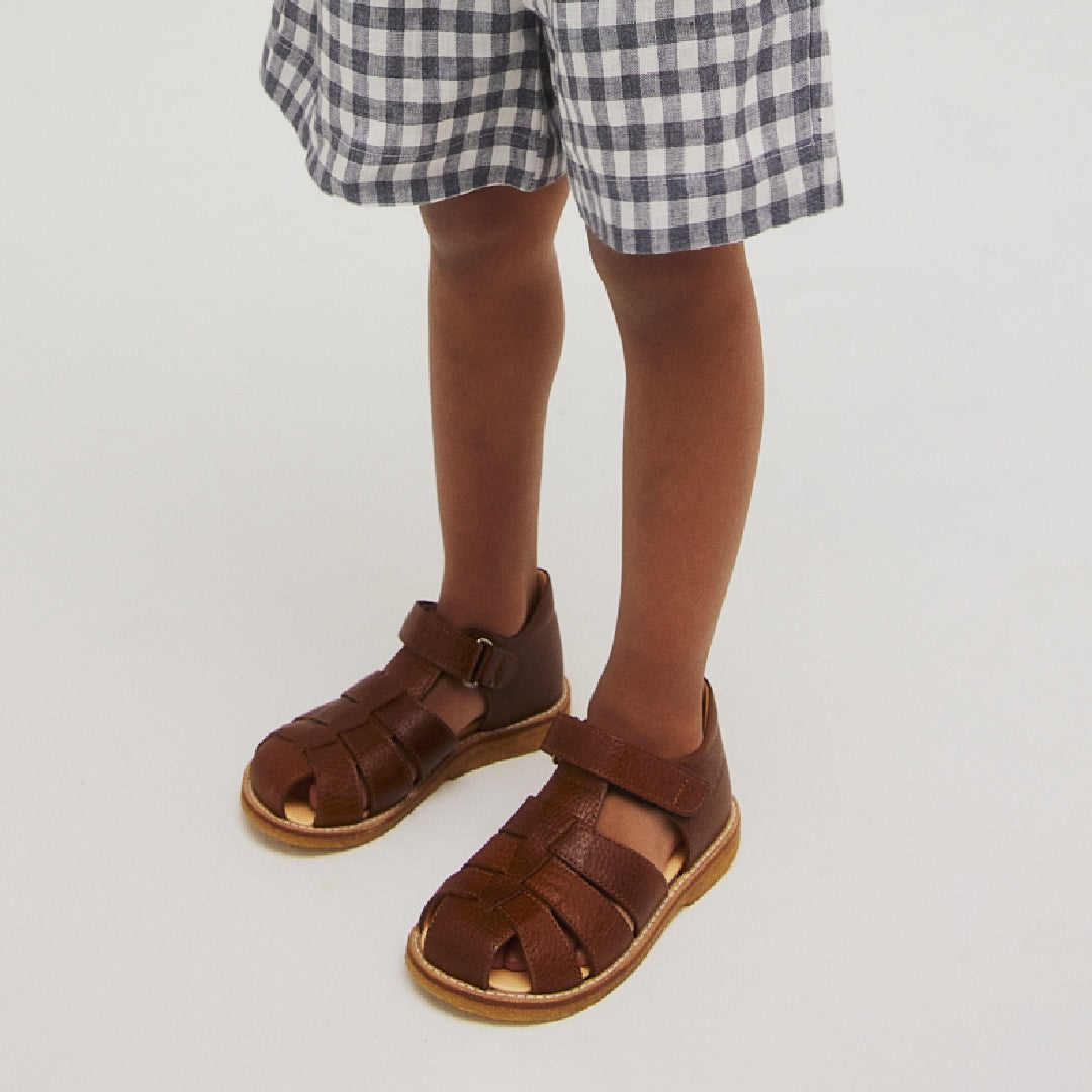 Sandal med justerbar velcrolukning