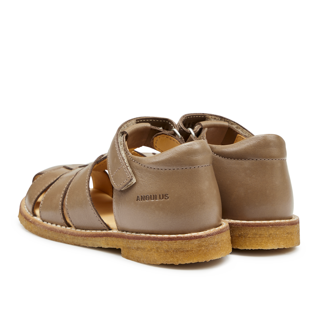 Sandal med justerbar velcrolukning