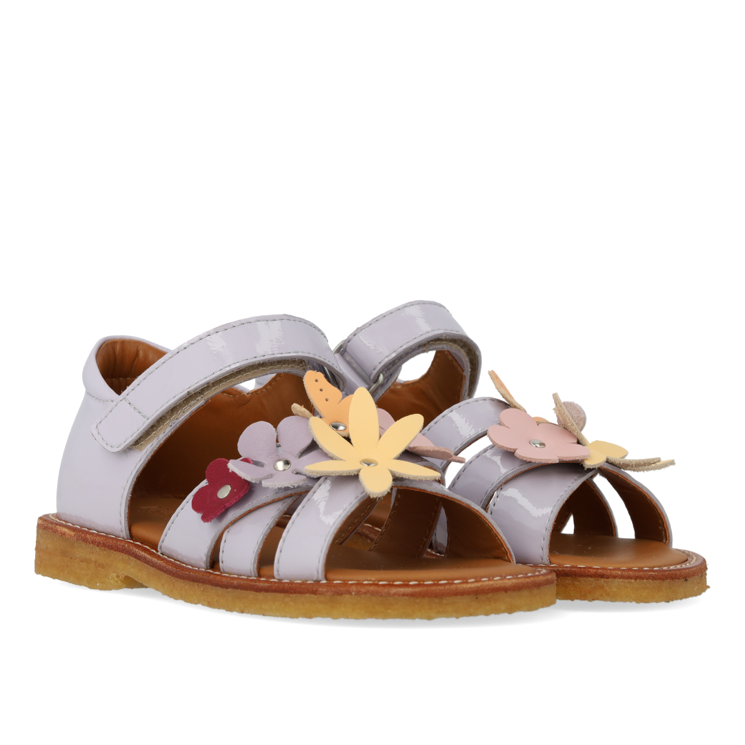 Sandal med multifarvede blomsterapplikationer
