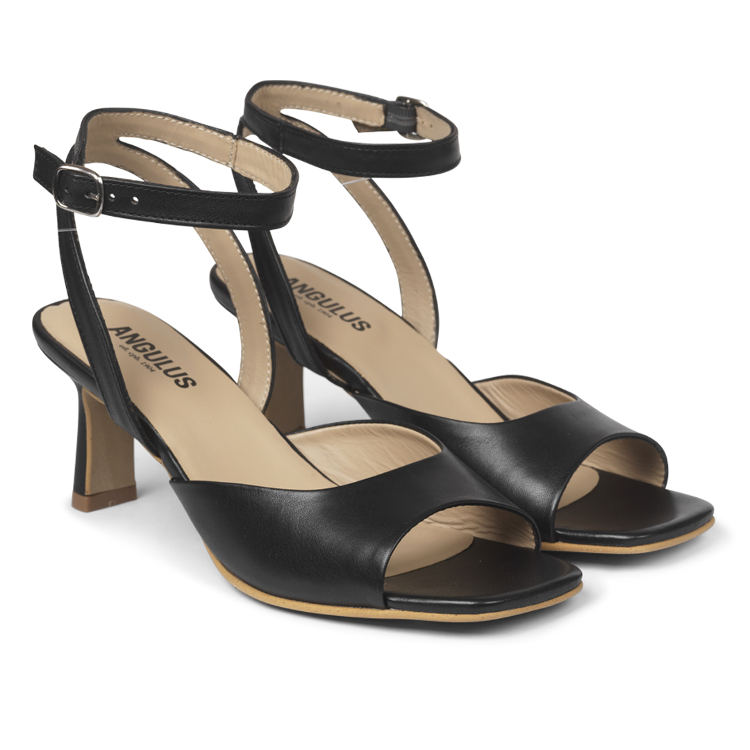 Sandal med hæl